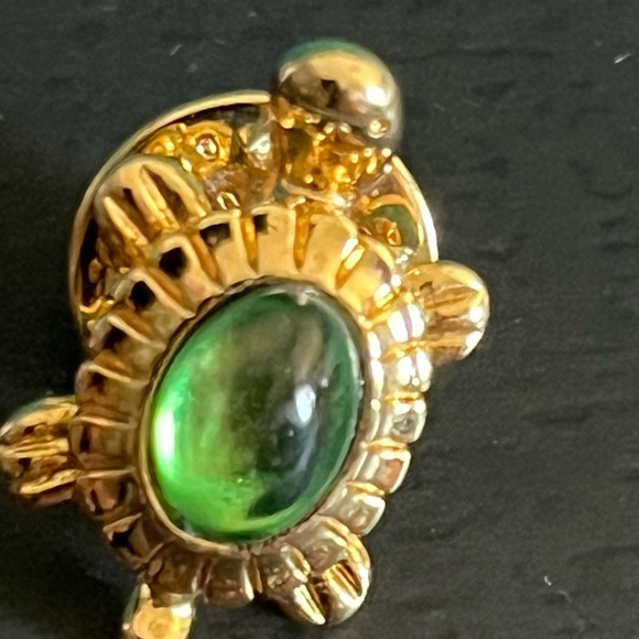 Gold and green turtle pin - Picture 3 of 4